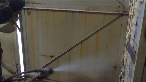 Фото 4. Напыление первого слоя ППУ на дверь