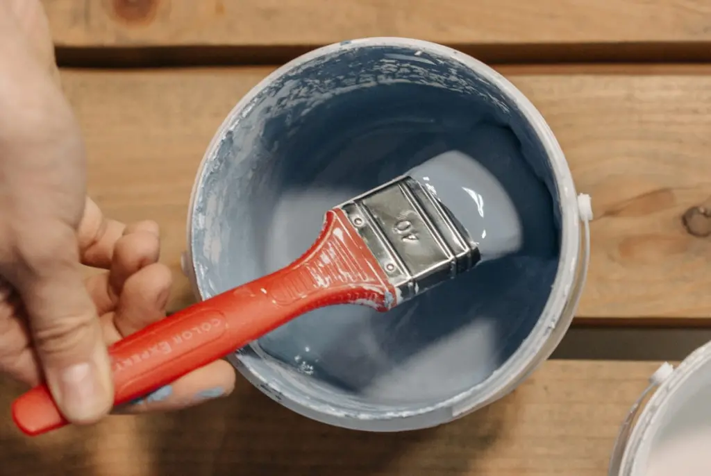 Краска и кисть