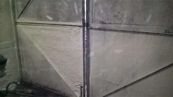 Фото 5. Процесс утепления двери гаража