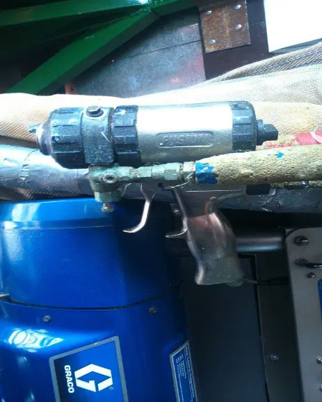 Разматываем шланг напылительной линии Разматываем шланг напылительной линии