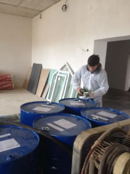 Фото 3. Позавтракав в школе, Каюмофф приступил к напылению ППУ