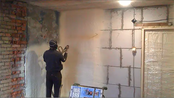 Фото 2. Напыление ППУ