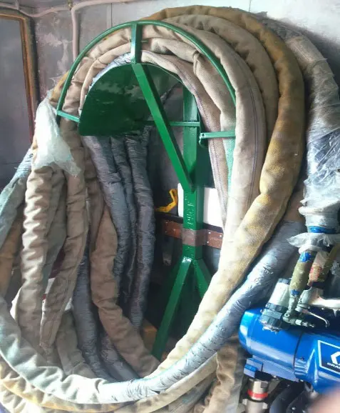 Кладем шланг по возможности без скручиваний Кладем шланг по возможности без скручиваний