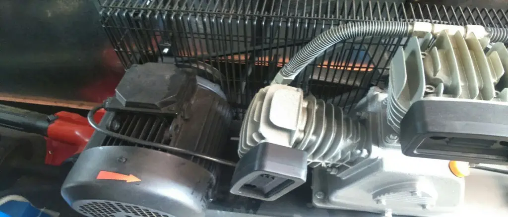 Перед началом работы слить воду из компрессора Перед началом работы слить воду из компрессора