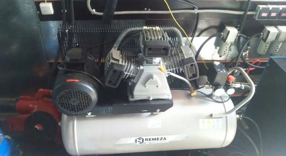 Компрессор перекачивает воздух в пневматические насосы Компрессор перекачивает воздух в пневматические насосы