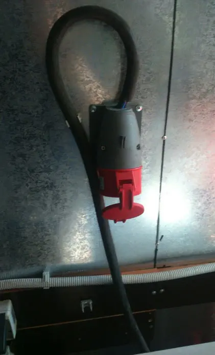 Подключаемся к источнику тока через розетку Подключаемся к источнику тока через розетку