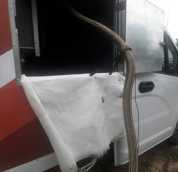 Закрепить выхлопную трубу Закрепить выхлопную трубу